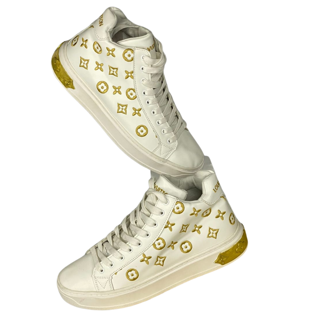 Louis Vuitton Zapatos Hombre: Elegancia y Exclusividad en Cada Paso Si estás buscando Louis Vuitton Zapatos Hombre que combinen elegancia, exclusividad y la máxima calidad, estás en el lugar indicado. En Onlineshoppingcenterg, ofrecemos una selección única de zapatos Louis Vuitton para hombre, diseñados para quienes valoran el lujo y el estilo impecable. Este artículo está pensado para ayudarte a tomar la mejor decisión al comprar tus próximos zapatos Louis Vuitton.  ¿Por Qué Elegir Louis Vuitton Zapatos Hombre? Louis Vuitton Zapatos Hombre son sinónimo de sofisticación y artesanía de primera. Estos zapatos no solo destacan por su diseño elegante, sino también por la durabilidad y el confort que ofrecen. Cada par es una muestra del compromiso de Louis Vuitton con la excelencia.  Características Clave: Diseño Exclusivo: Louis Vuitton es conocido por sus diseños icónicos que nunca pasan de moda. Materiales Premium: Solo los mejores materiales son utilizados en la fabricación de estos zapatos, garantizando un calzado cómodo y duradero. Variedad de Estilos: Desde mocasines Louis Vuitton hasta zapatillas Louis Vuitton hombre, hay un par para cada ocasión. Precios de Louis Vuitton Zapatos Hombre Uno de los aspectos más importantes al comprar Louis Vuitton Zapatos Hombre es conocer el precio. En Onlineshoppingcenterg, te ofrecemos información clara y precisa sobre los costos para que puedas tomar una decisión informada.